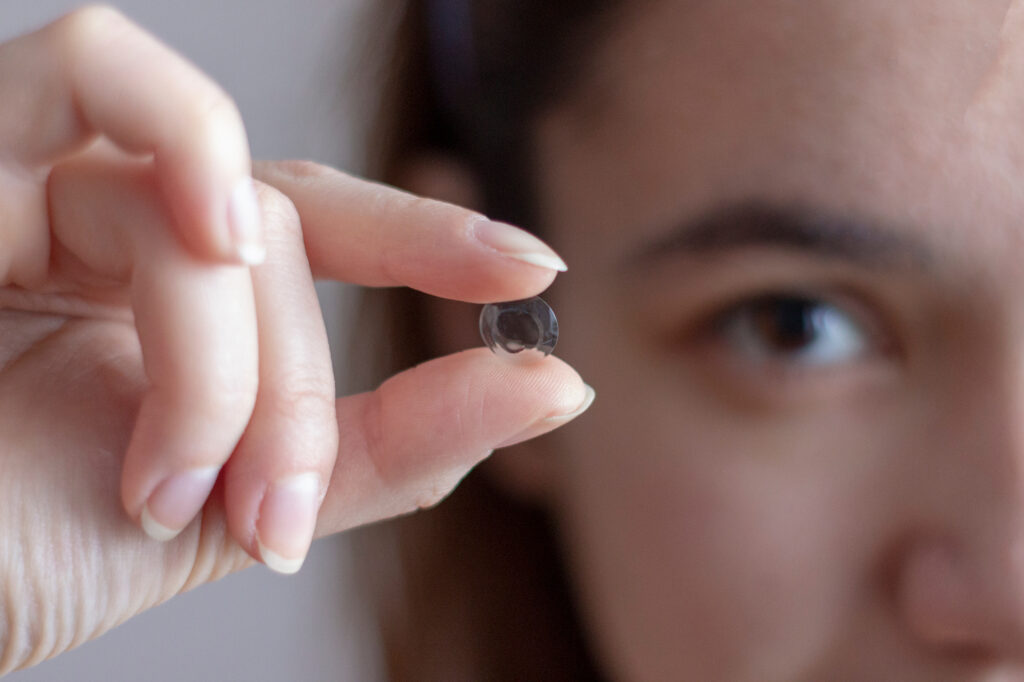 Liệu pháp điều trị tật khúc xạ (Orthokeratology) – Kính ÁP TRÒNG chỉnh hình giác mạc qua đêm