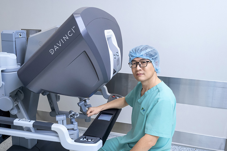 Robot cắt trọn khối u xơ nằm sát động mạch chủ trong lồng ngực