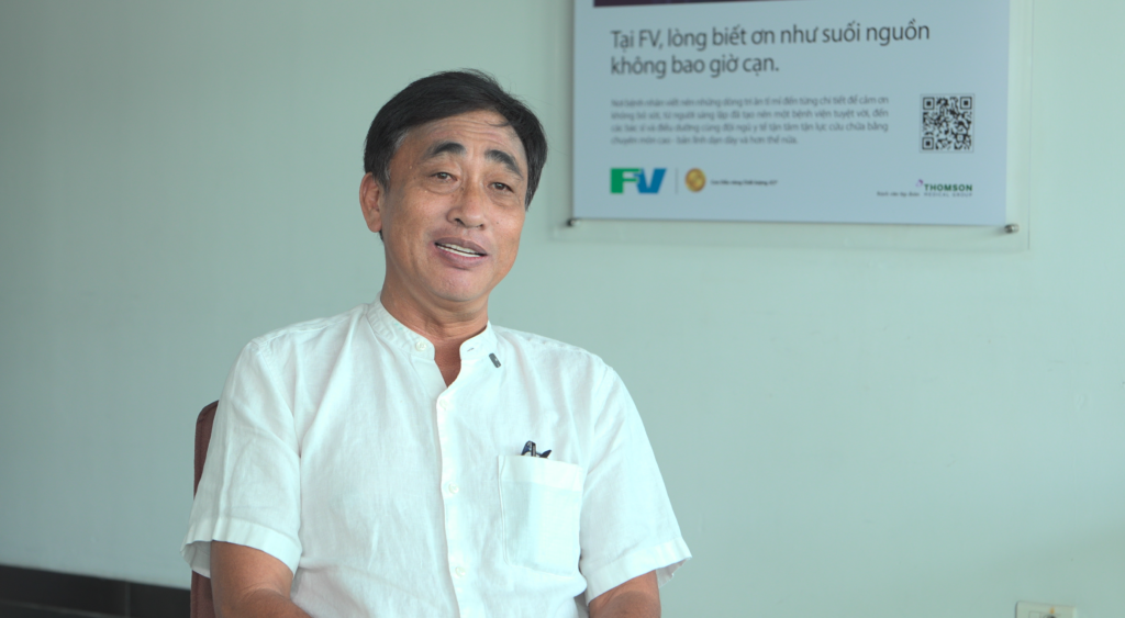 Bệnh nhân hài lòng với kết quả phẫu thuật phục hình răng toàn hàm.
