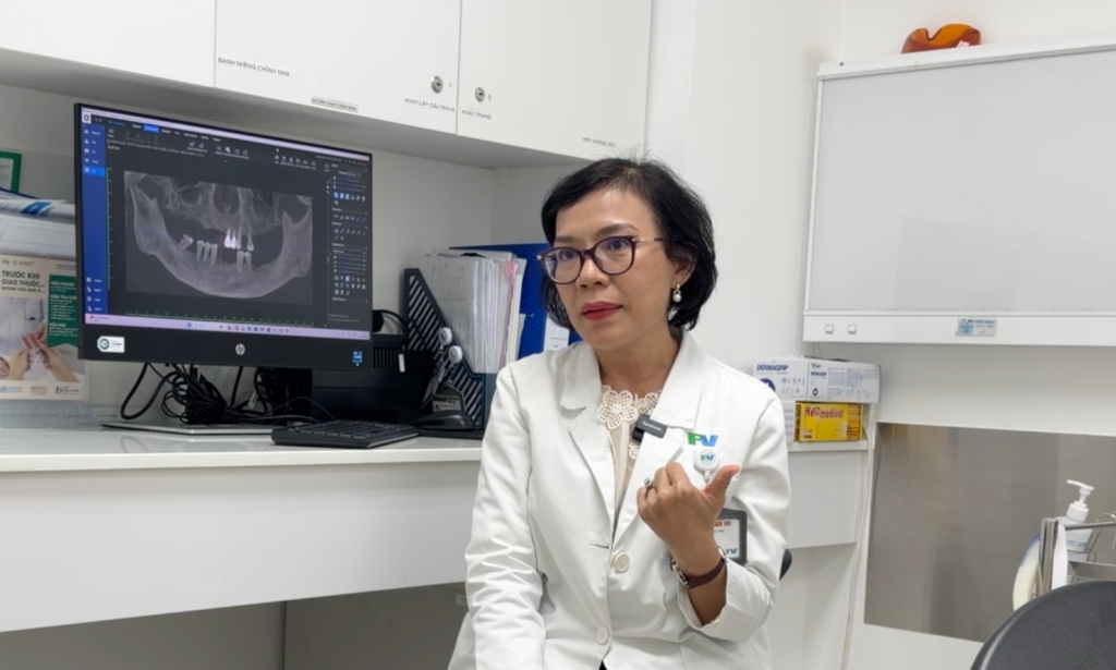 ThS.BS Cao Thị Thu Trang, Khoa Răng Hàm Mặt tư vấn cho bệnh nhân giải pháp cấy implant toàn hàm.